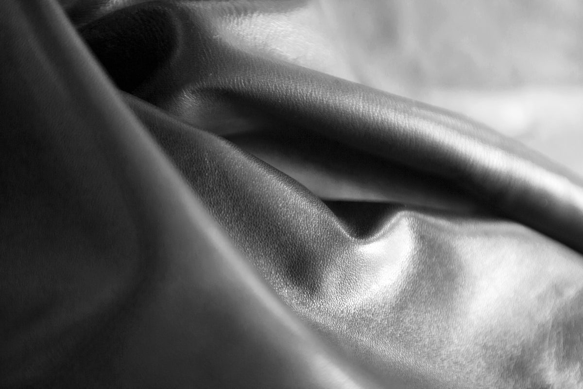 Peaux de cuir travaillées dans l'atelier Jitrois, matière cuir couture