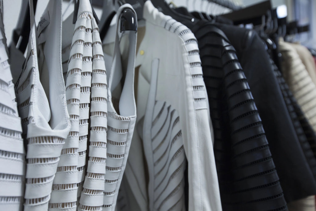 Pièces en cuir stretch suspendues dans l'atelier Jitrois, découpes couture