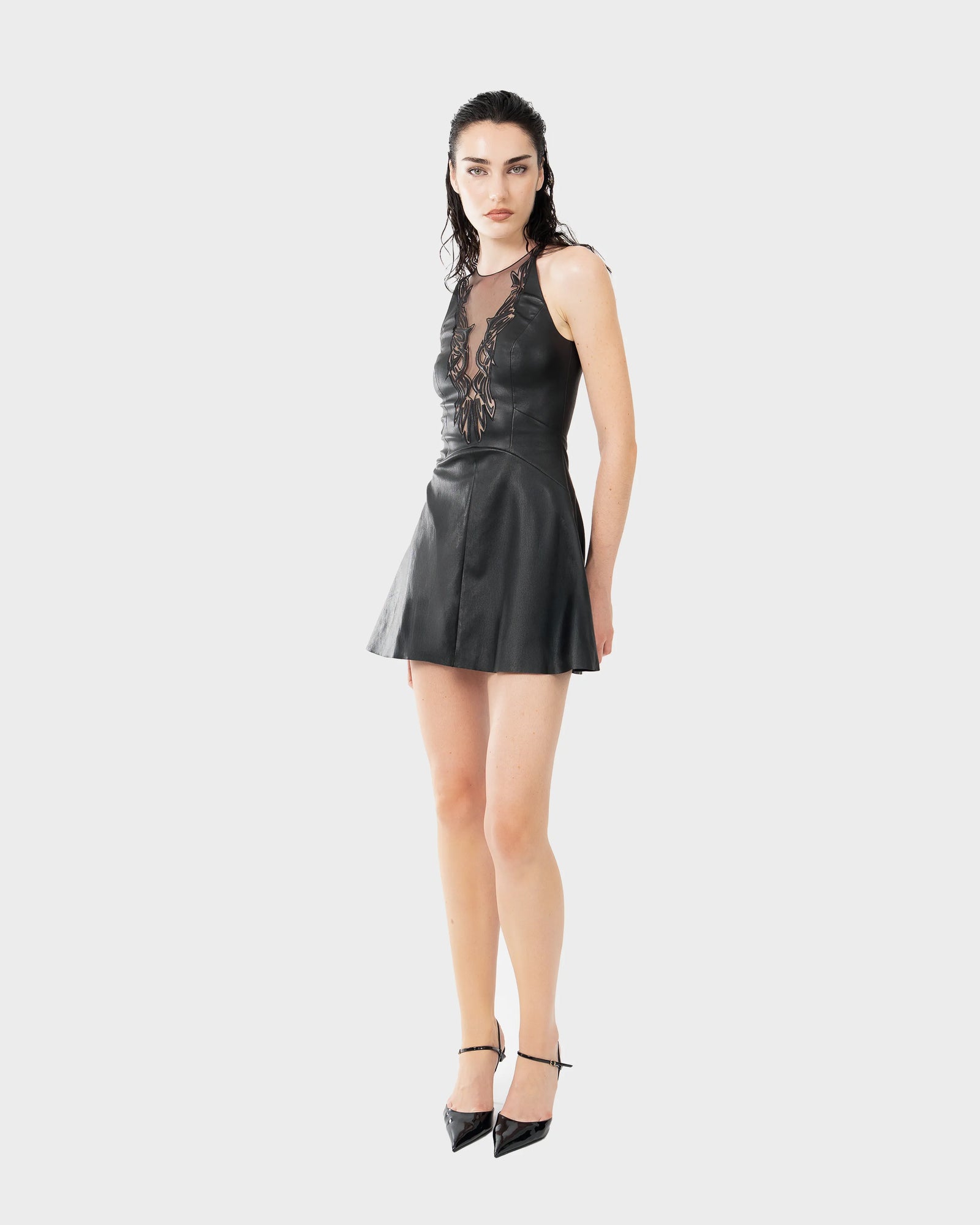 Robe en cuir stretch noir Jitrois portée par un mannequin